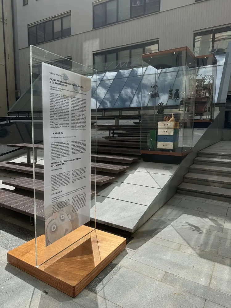 Razstavne vitrine — 3
