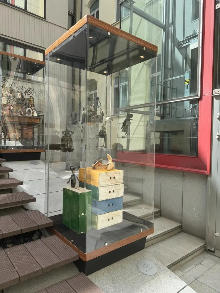 Razstavne vitrine — 4
